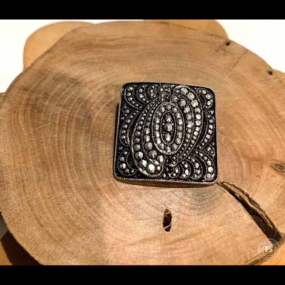 Vintage Art Deco style Clip.